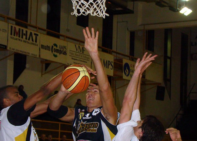 Wolkowisky tiene bastante compañía bajo el aro.