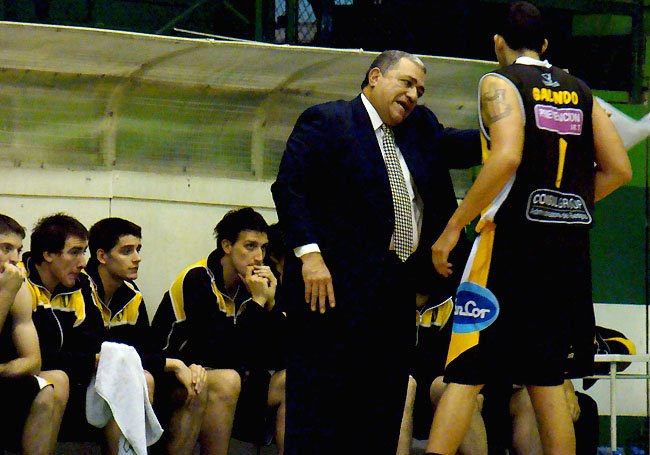 Melendez vive intensamente cada partido desde el banco.