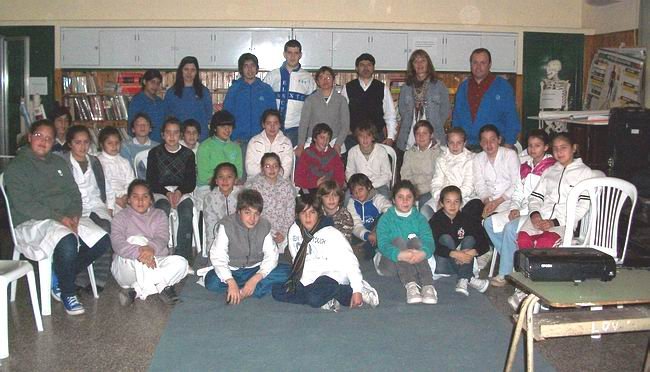 Los alumnos y los coordinadores del proyecto (Foto: Prensa escuela Savio). Los alumnos y los coordinadores del proyecto (Foto: Prensa escuela Savio).