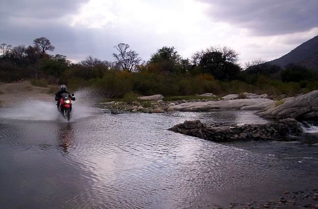 Lluvia y caminos esperan por los motociclistas de la zona (Foto: Suncho Enduro Pampa). Lluvia y caminos esperan por los motociclistas de la zona (Foto: Suncho Enduro Pampa).