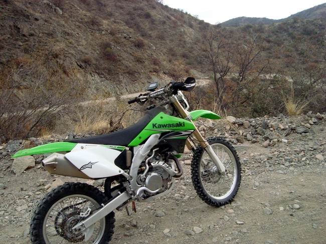 La moto descansa con la escenografía diferente a la habitual de fondo (Foto: Suncho Enduro Pampa). La moto descansa con la escenografía diferente a la habitual de fondo (Foto: Suncho Enduro Pampa).