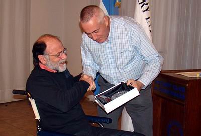 Alcides Cararo, recibiendo el reconocimiento.