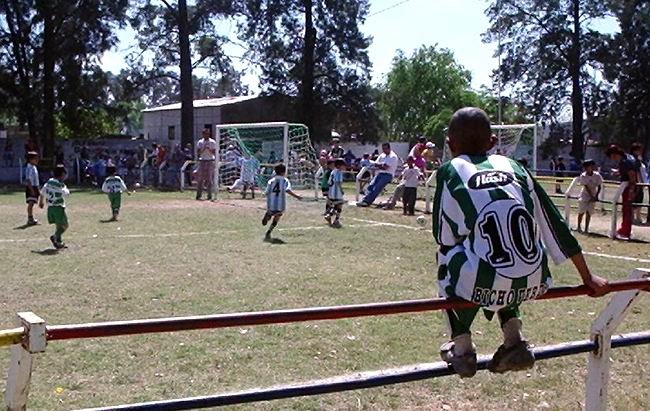 Los chicos se prenden en cada partido, viendo a los demás pequeños...