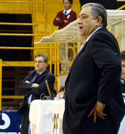 Meléndez dirige y Lamas, al fondo, sufre el funcionamiento de los Tigres.