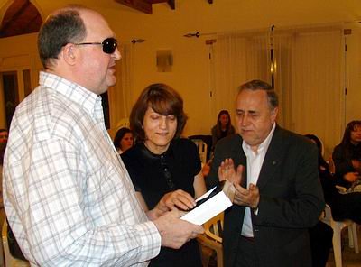 Hugo Cipolatti, recibiendo el premio.
