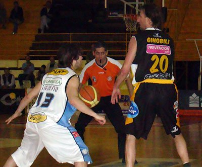 Ginóbili la pasa, ante la marca de Juanjo Giaveno.