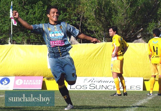 Lastra festeja el primer tanto de Libertad.