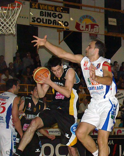 Fernández Chávez toma el rebote defensivo esquivando la arremetida de Lo Grippo.