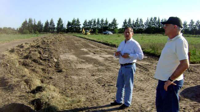 Trinchieri y Actis observan el avance de los trabajos realizados (Foto: Prensa Municipalidad).