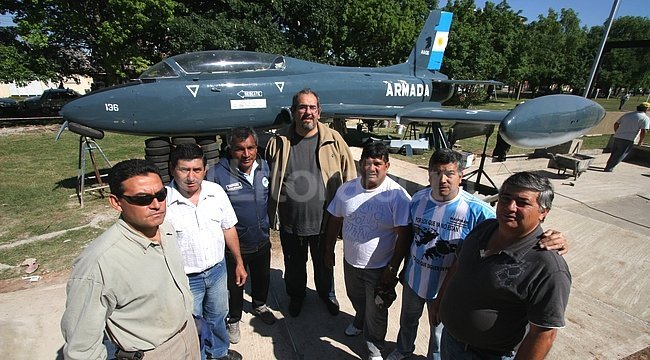 El avión recién llegado y algunos ex combatientes (Foto: El Litoral).