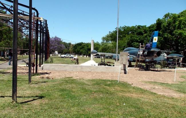 El avión, tal como está siendo preparado en Santa Fe.