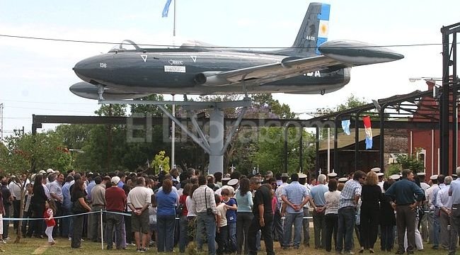 La aeronave que fue emplazada en la Capital Provincial (Foto: Guillermo Di Salvattore - Para: El Litoral).