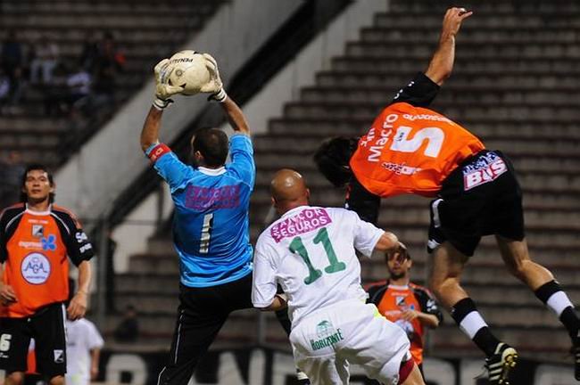 Nuñez controla uno de los centros del elenco local (Foto: El Tribuno).