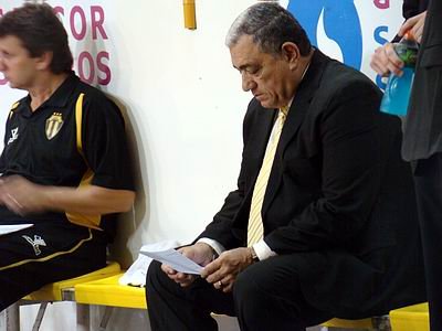 Meléndez analiza las estadísticas en el entretiempo.