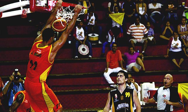 Cantero mira la volcada del rival. Libertad fue superado por un aguerrido equipo venezolano (Foto: Fiba Américas).