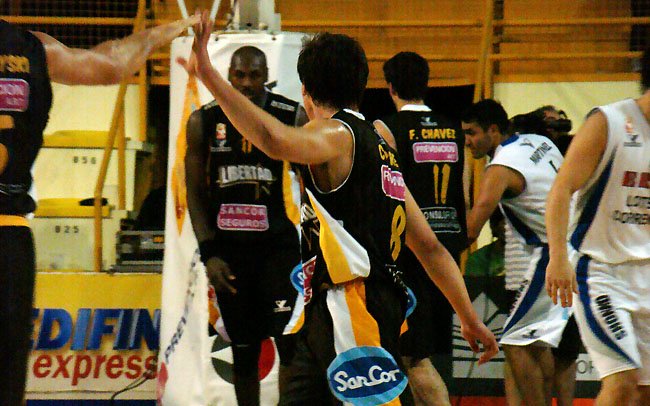 Correa acaba de convertir un triple y festeja con Wolkowyski. Correa acaba de convertir un triple y festeja con Wolkowyski.