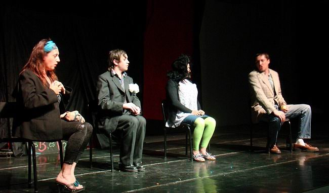 Isokas en plena actuación. Isokas en plena actuación.