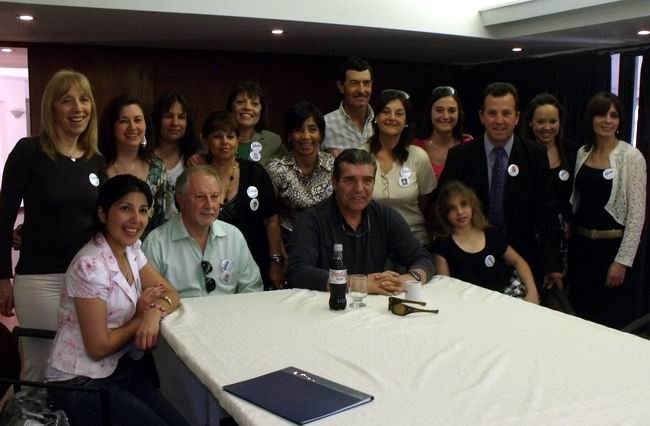 Carlos Páez, junto a la gente de Renacer.