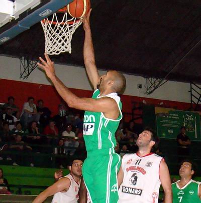 Benítez, fundamental en la zona pintada.