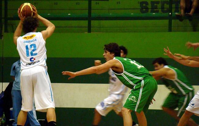 Barovero marca junto a otras manos que llegan en ayuda... Barovero marca junto a otras manos que llegan en ayuda...