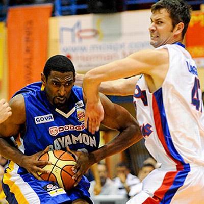 Dan Langhi -de blanco- en acción (Internet).