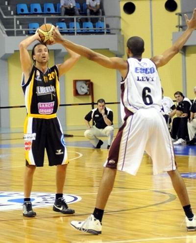 Ginóbili estudia el panorama antes de dar el pase (Foto: Infoliga).