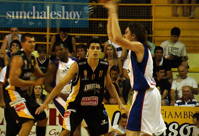 Fernández Chávez volvió a demostrar su buena mano desde la distancia.