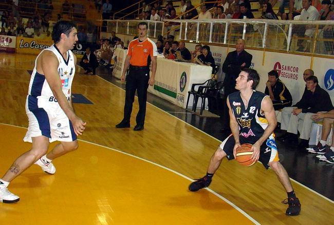 Leo Gutiérrez, el hombre del momento, en la última visita al Hogar (19 de marzo de este año), marcando a Marcos Saglietti. Leo Gutiérrez, el hombre del momento, en la última visita al Hogar (19 de marzo de este año), marcando a Marcos Saglietti.