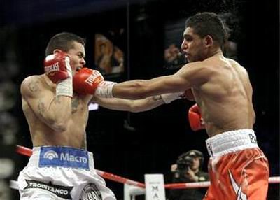 Maidana intentó pero no pudo tumbar a Kahn (Foto: Olé). Maidana intentó pero no pudo tumbar a Kahn (Foto: Olé).