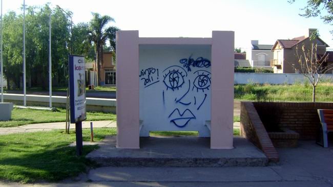 La garita de espera de micros, recientemente pintada y ahora adornada por anónimos (Foto: Prensa Municipalidad).