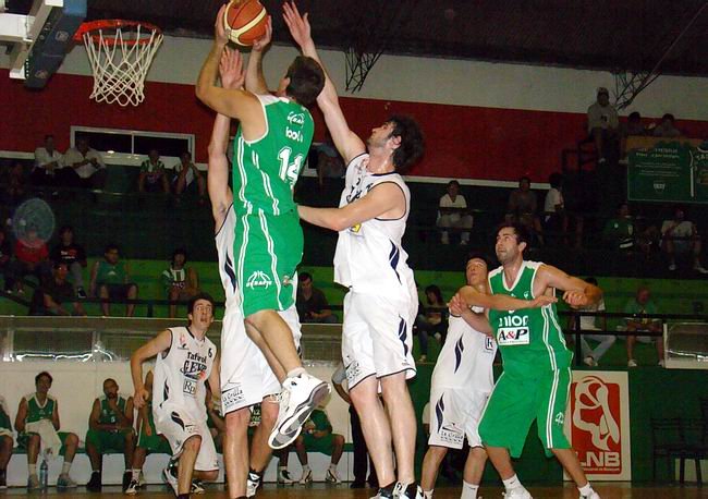 Isola se levanta para encestar dos de sus 14 puntos. Isola se levanta para encestar dos de sus 14 puntos.