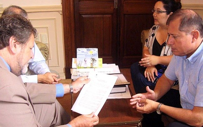 Allá por 2009 el municipio firmaba el acuerdo de construcción con la provincia, en este caso representada por Hugo Storero (Foto: Archivo - Prensa Municipalidad).