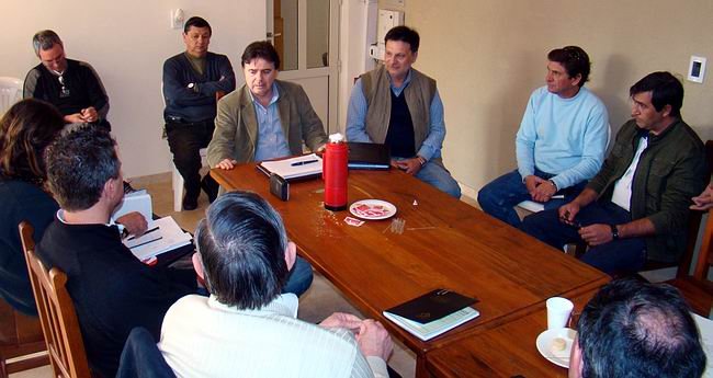 Los responsables de Carreteras Centrales, en la única visita que hicieron a la ciudad, reuniéndose con representantes de las asociaciones que cubren la Ruta Nº34 (Archivo). Los responsables de Carreteras Centrales, en la única visita que hicieron a la ciudad, reuniéndose con representantes de las asociaciones que cubren la Ruta Nº34 (Archivo).