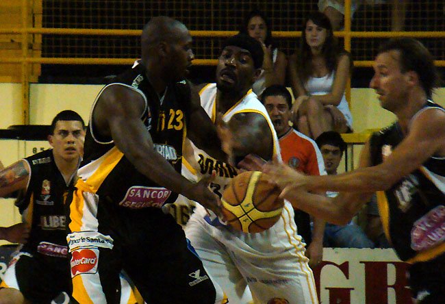 Battle cede la pelota a Ginóbili, dos de los constructores de la gran victoria aurinegra de anoche.