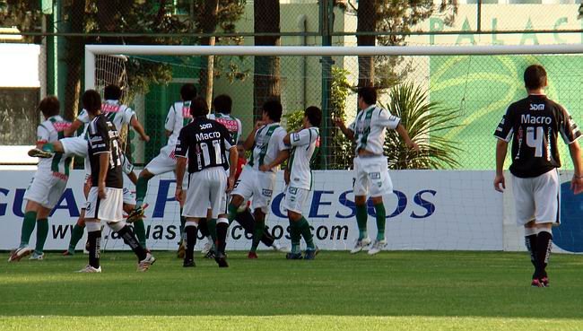 Los jugadores saltan infructuosamente, la pelota ya va rumbo al primer gol.