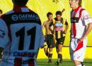 Vezzani celebra el 2-1 sin la camiseta. Los jugadores del 9 no lo pueden creer.