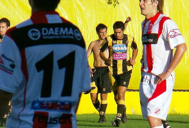 Vezzani celebra el 2-1 sin la camiseta. Los jugadores del 9 no lo pueden creer.