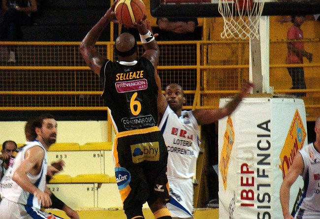 Selleaze650 Ron Selleaze se eleva por sobre su marca para convertir dos de sus puntos.