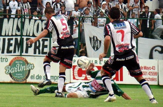 Unión ya sumó un empate entre semana, ahora va por la victoria en Santiago (Archivo).