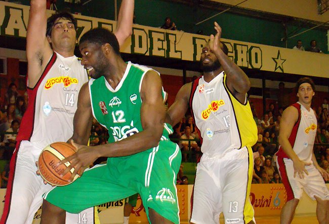 Union_Charata210211_650 Mofunanya intenta encarar el aro ante la marca de los internos de Charata.