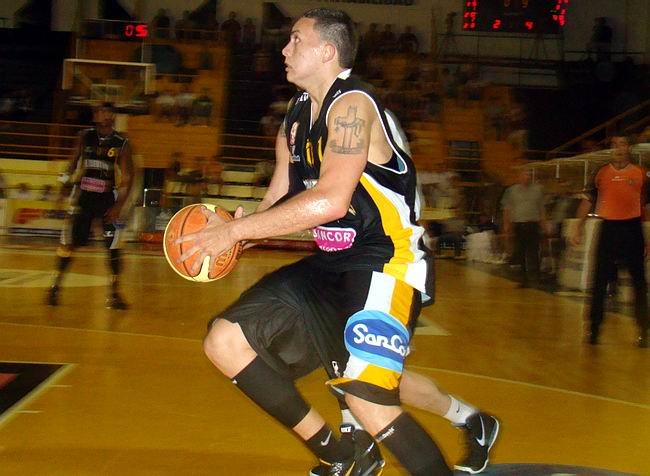 Alex va recuperando su rol de goleador del equipo.