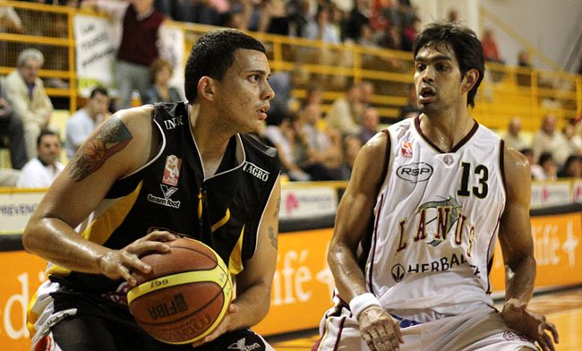Galindo encara ante la marca de Malara (Foto: Diego Rosso).