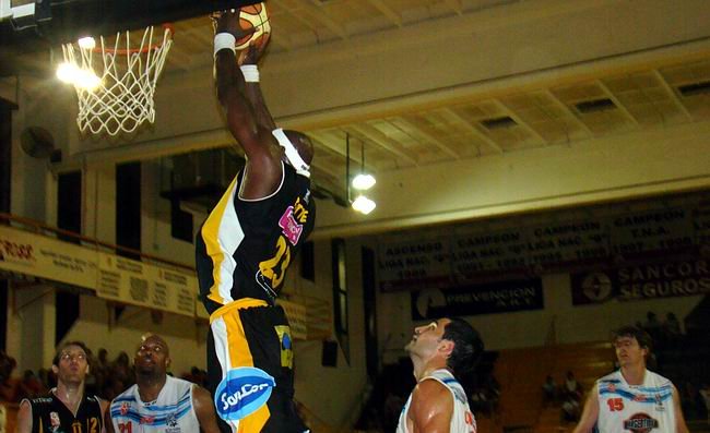 Bestial... fue el rendimiento de Robert anoche. Aquí, una de sus volcadas.