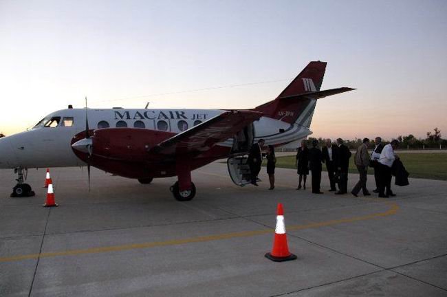 El vuelo inaugural, ayer, con el descenso de la delegación sunchalense (Foto: Fernando Melchiori - Gentileza: La Opinión).