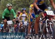 Más ciclistas listos para la partida.