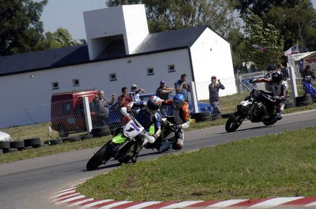 Supermotard240411_650 Las motos hicieron su exhibición.