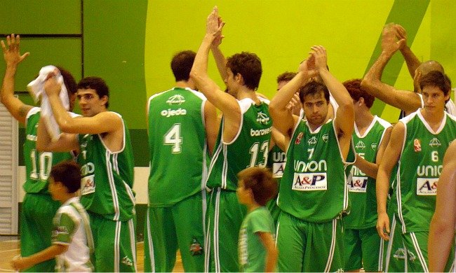 Manos en alto, festejando el paso dado pero sabiendo que aún hay más...