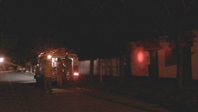 Los bomberos, en el predio de la ex curtiembre.