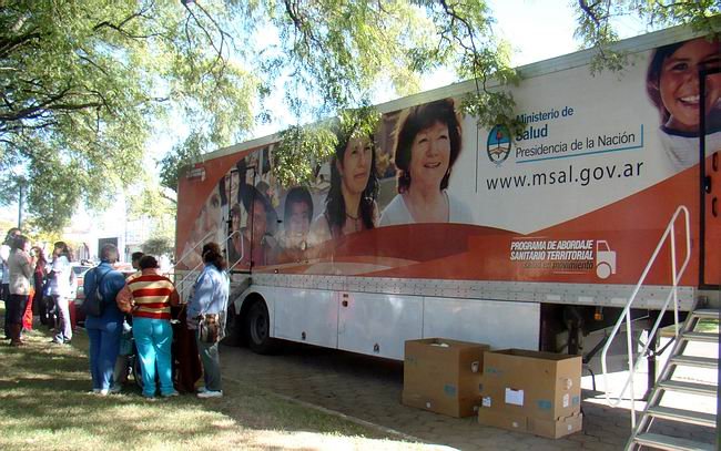 Camiones_Salud650 Los camiones recibieron desde temprano a pacientes.