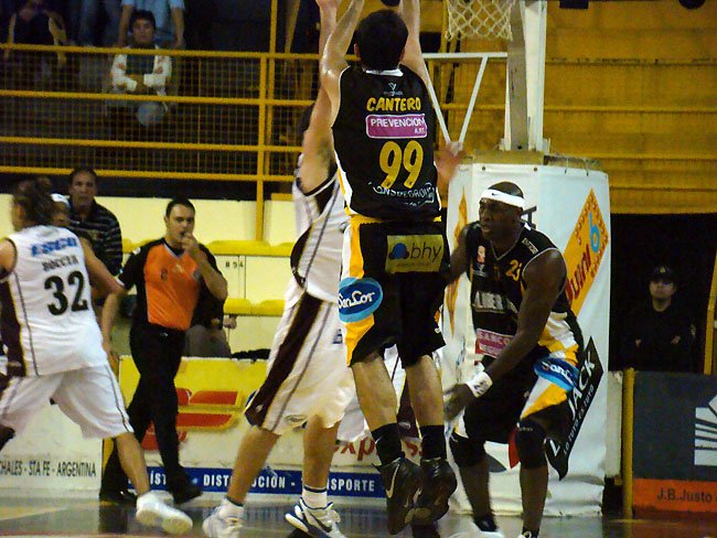 Lib_Lanus070511_650-2 Cantero se levanta en uno de sus lanzamientos de larga distancia.